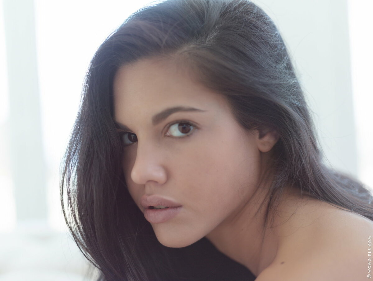 Watch how Apolonia can charm men without having big boobs