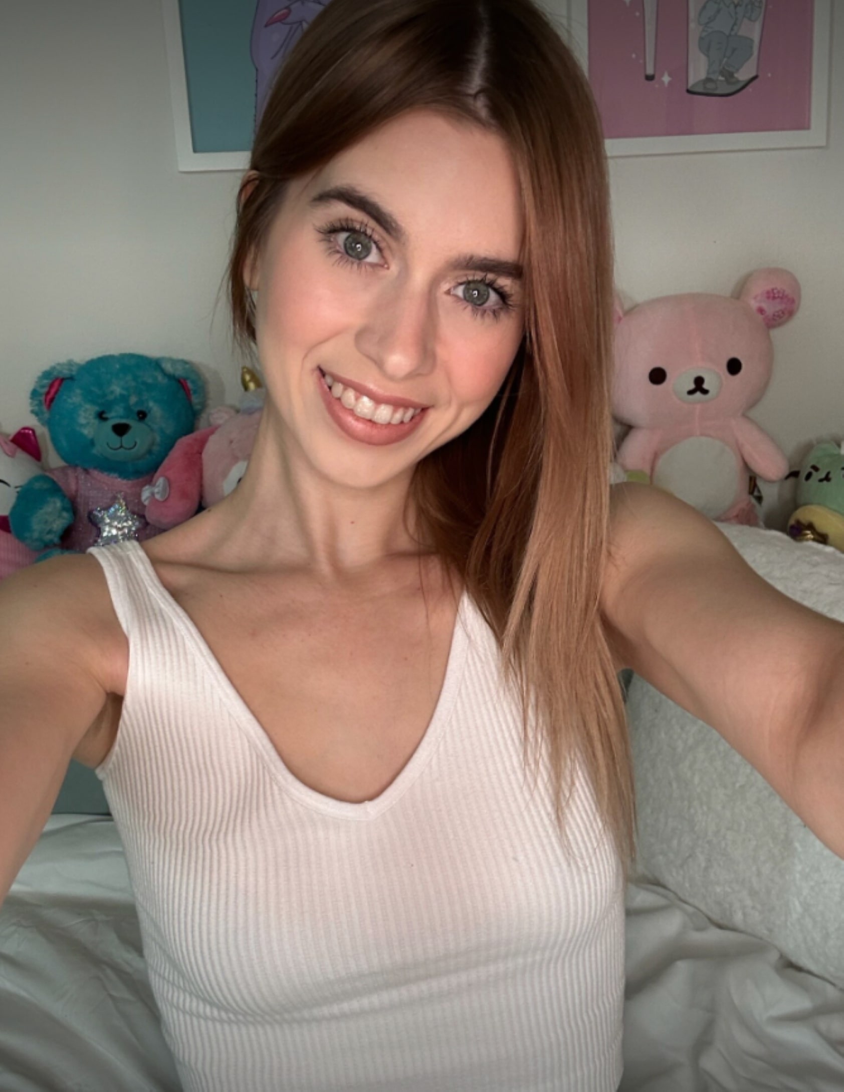 Look at sexy babe Jill Kassidy's lovely selfies in different attire