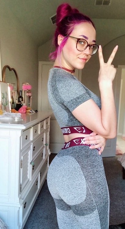 Pretty Cosplay girl Sabrina Nichole showing her outfits