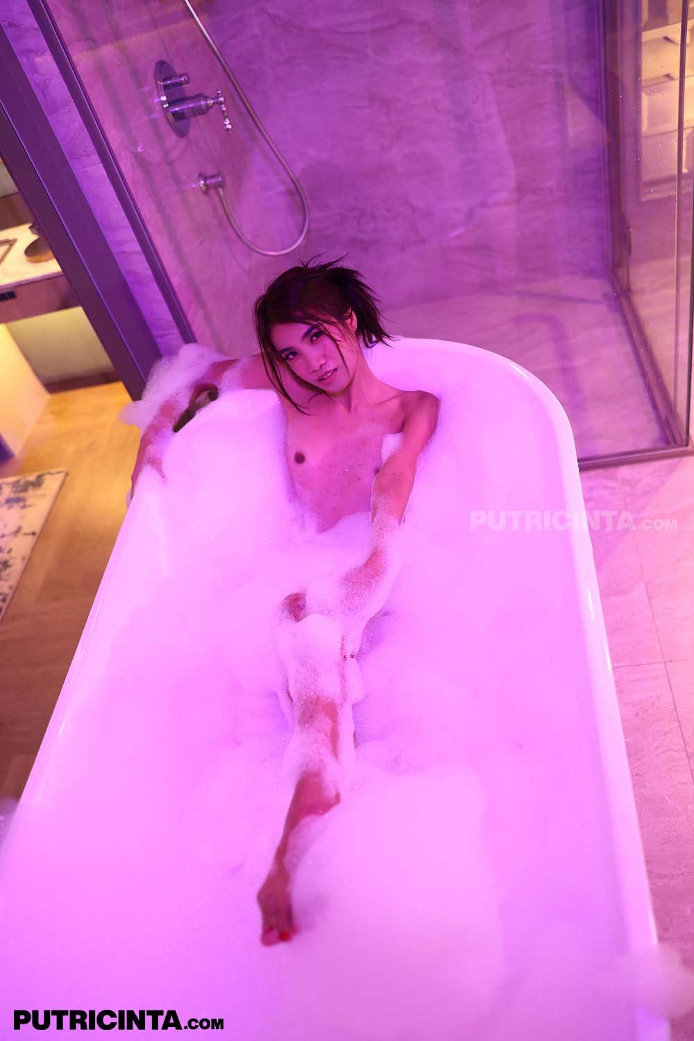 Kitten gives killer poses and expressing while taking bath