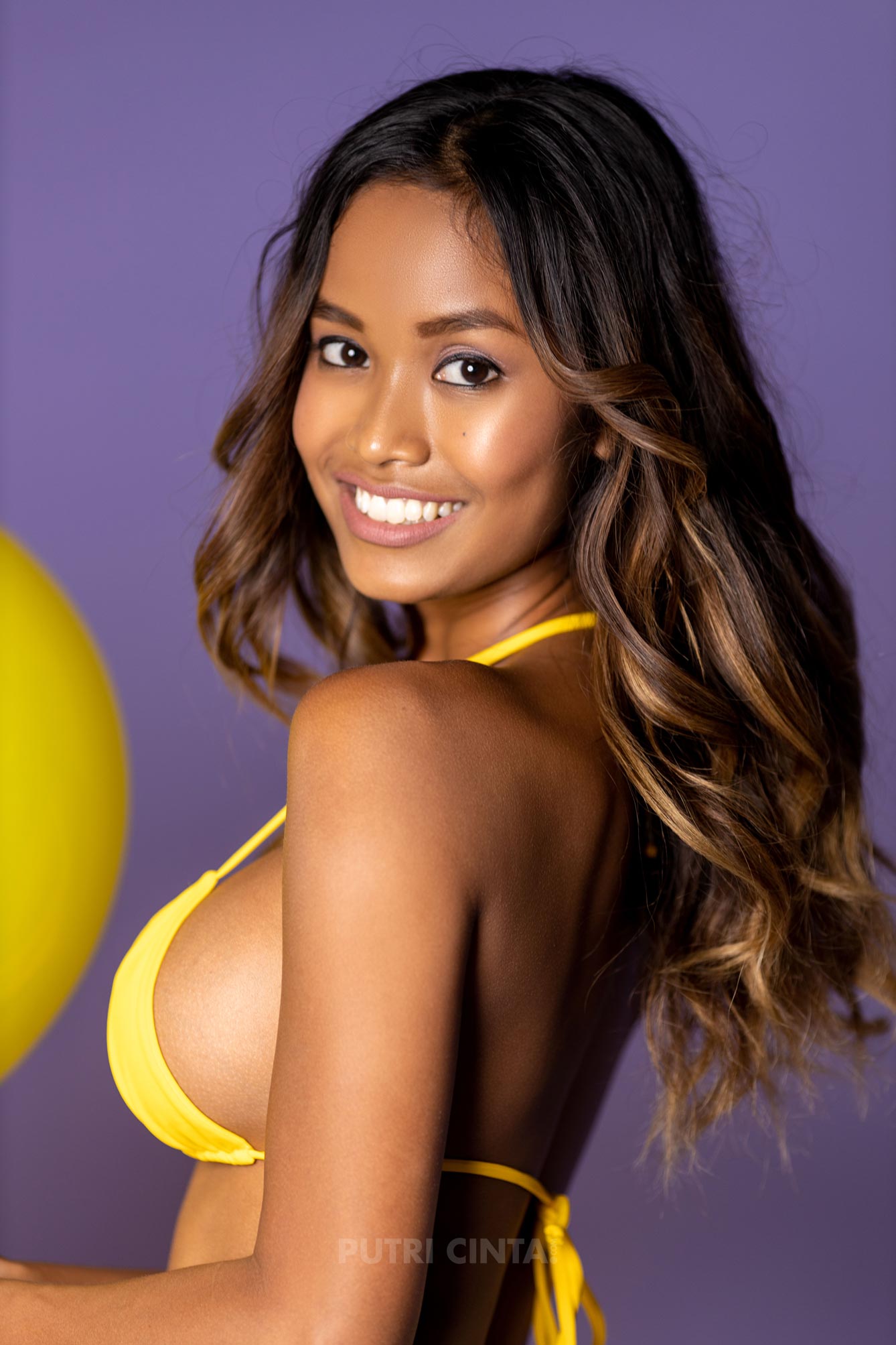 Putri Cinta gets rid of her yellow bikini and tries her yellow duck bathing ring
