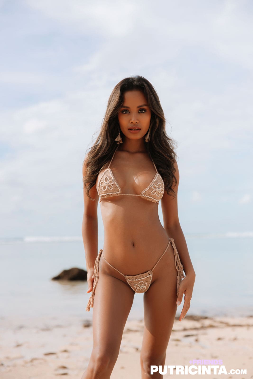 Putri Cinta looks absolutely gorgeous posing seductively naked on the beach