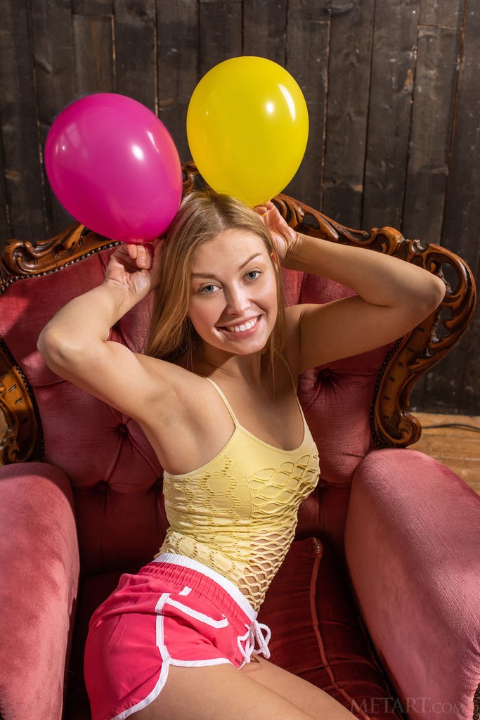 Starla - Sexy brunette is very quirky and cute today