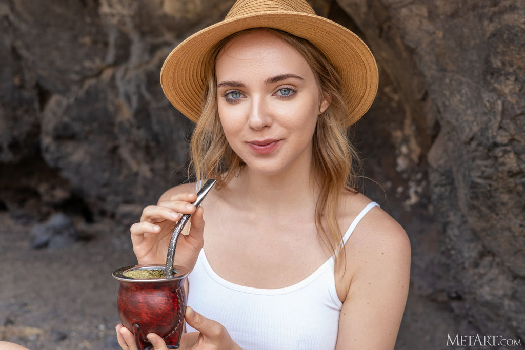 Oxana Chic Her Sexy Curves The Perfect Siren Call - Met Art