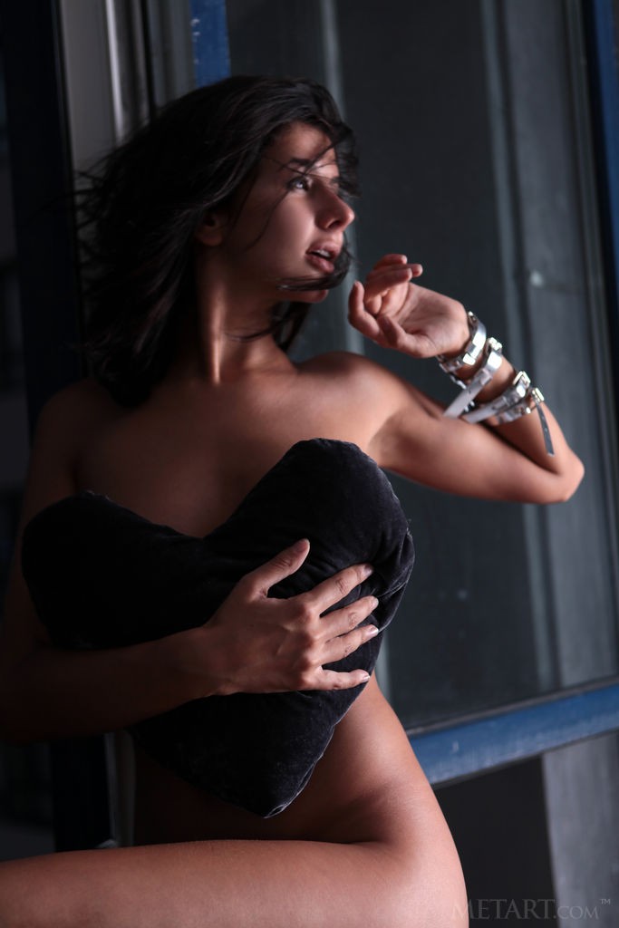 Sofie - Glam brunette enjoys her hot body on the sunset