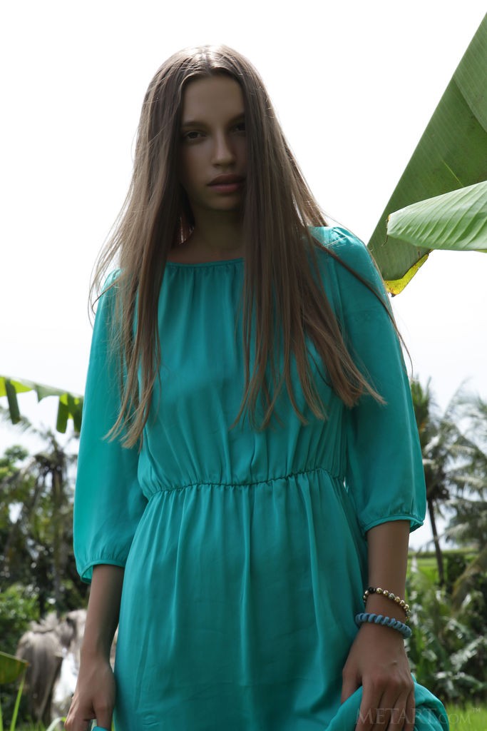 Elin - Innocent teen shows off in a tropical paradise