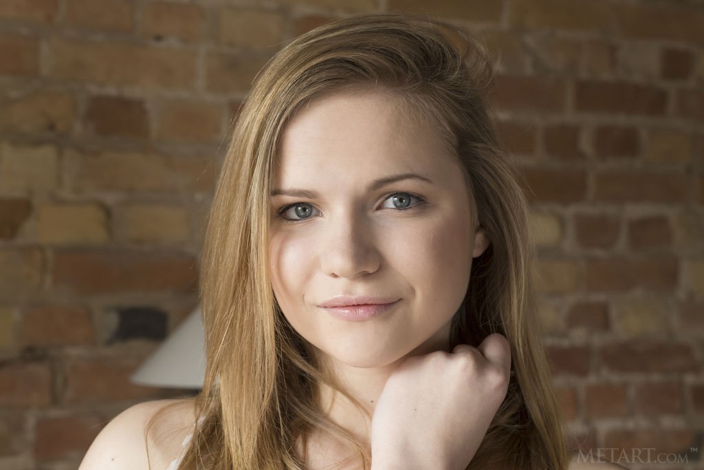 Isabela - Barely legal teen posing naked for an artsy photo shoot