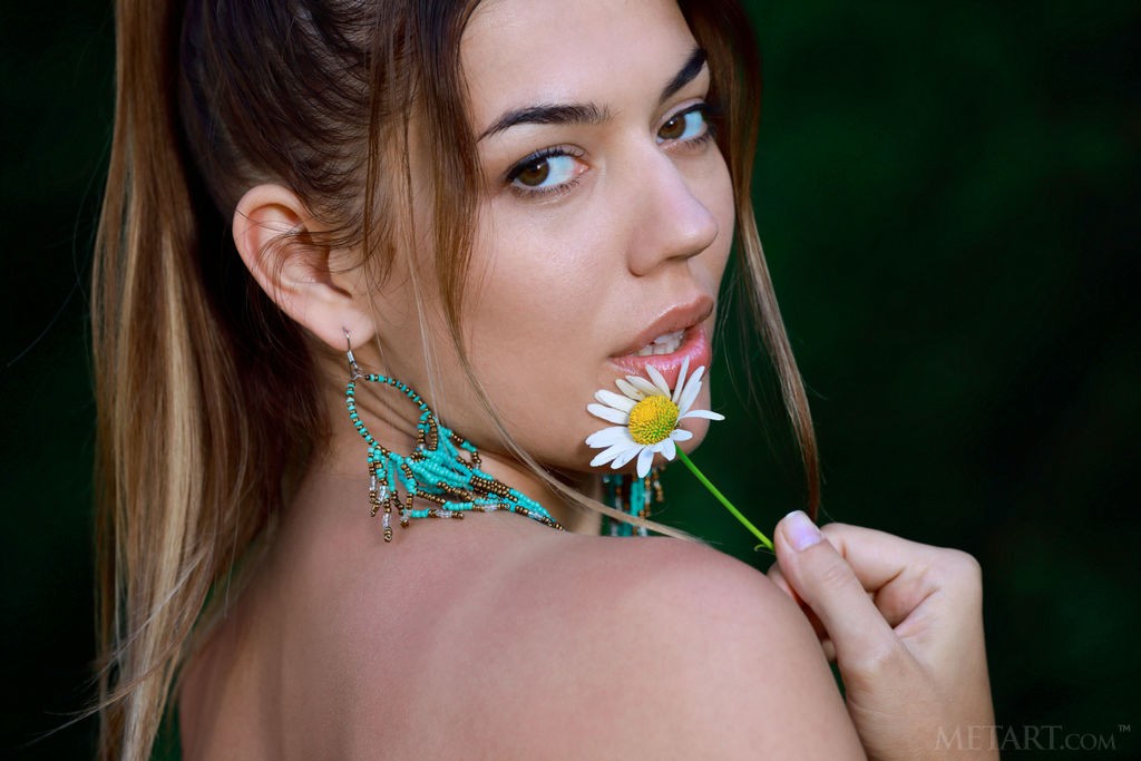 Maddison - Outdoors photo shoot with a beautiful brunette teen babe