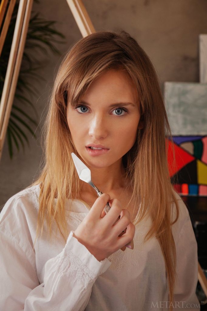 Tempe - Artistic babe paint all over herself in an art studio