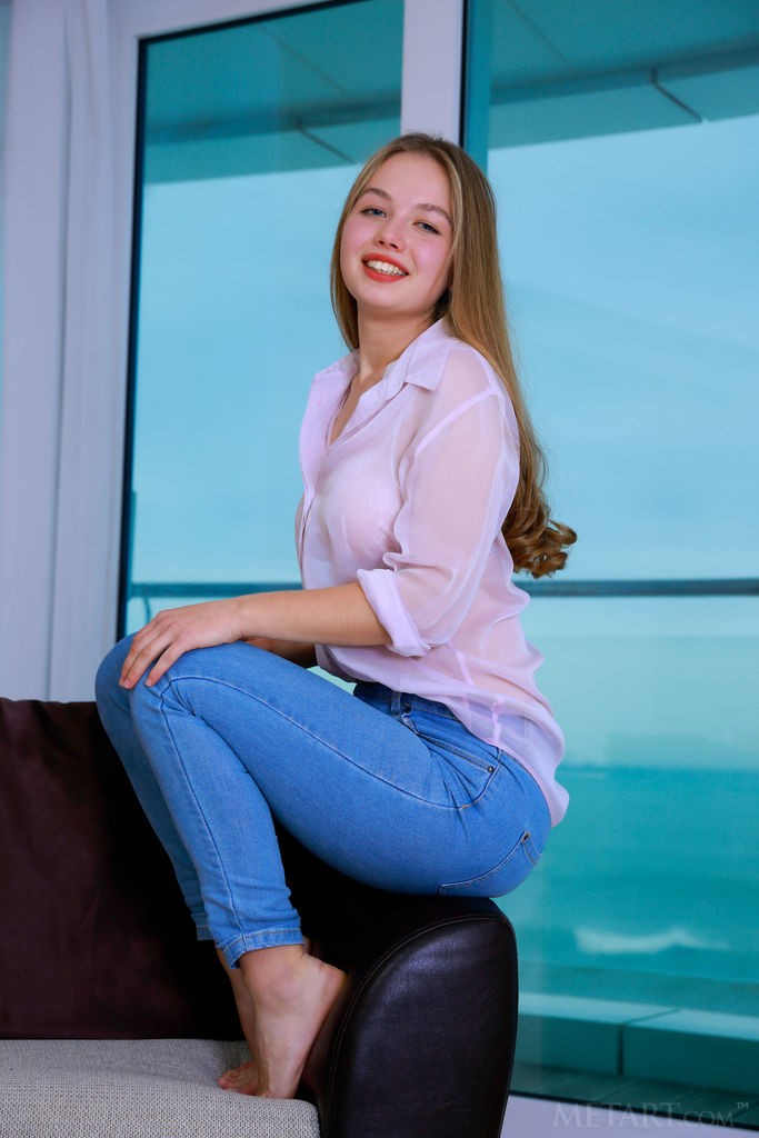 Camilla Stan - Pretty girl next door takes off her jeans and spreads pussy