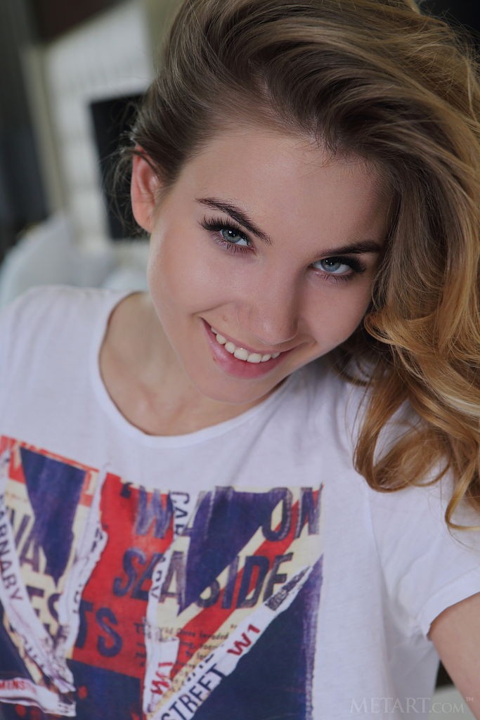 Lola Krit - Very pretty college girl likes to get naked and spread
