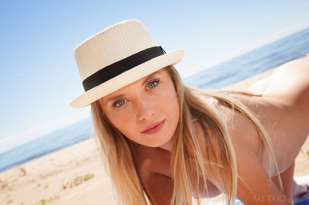 Tempe - Hitting the beach to sunbathe in the nude relaxes her