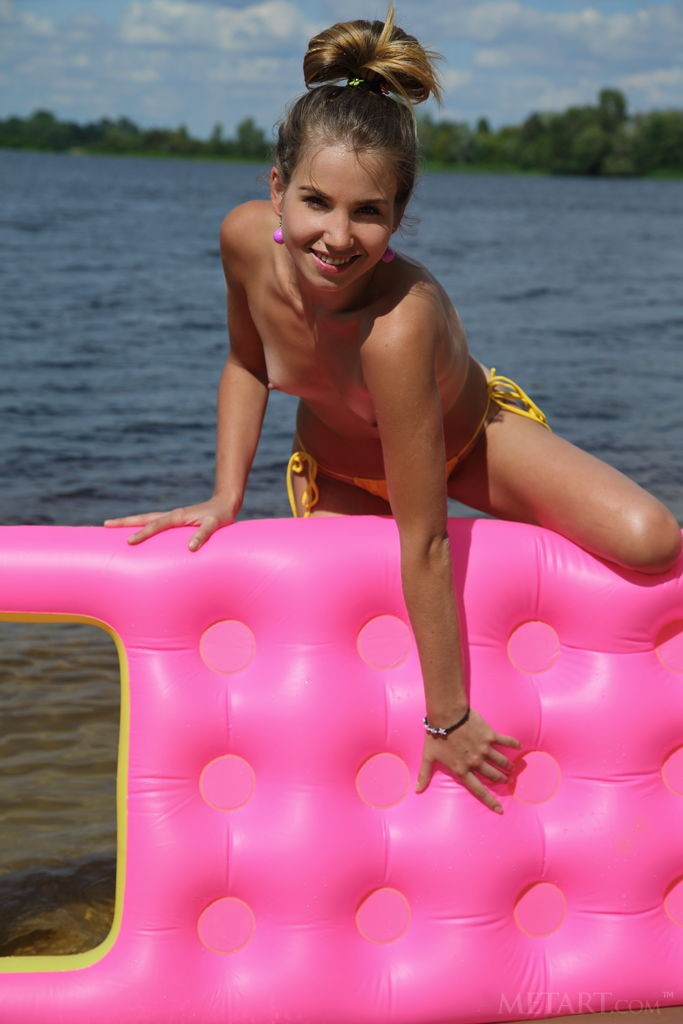 Lola Krit - Shameless hottie gets naked at the beach