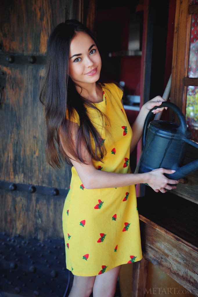 Li Moon - Stepping out of her dress, this exotic babe looks amazing