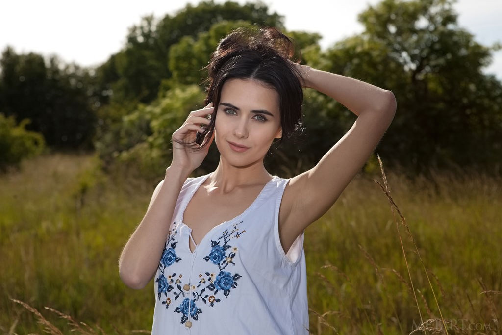 Mona - Dark-haired babe enjoys her naked body in the field