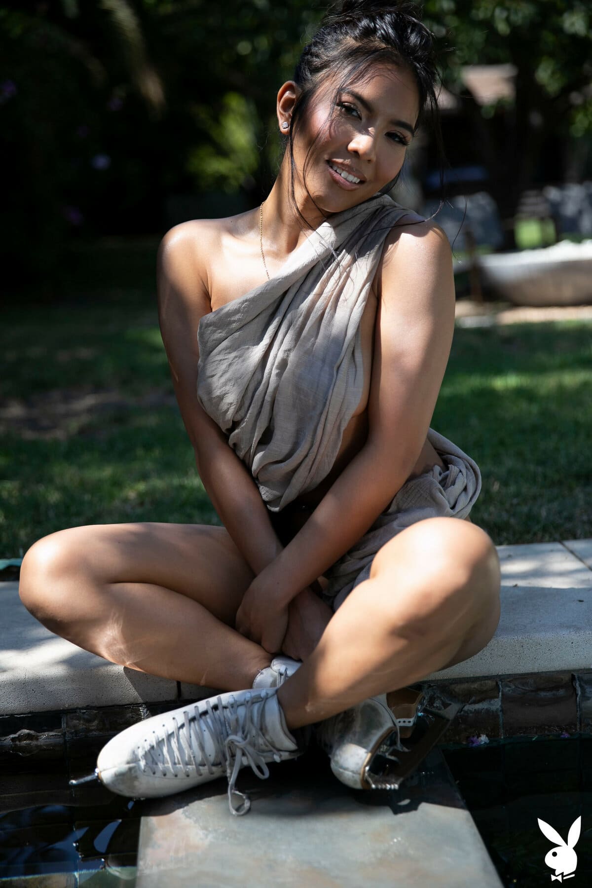 Marvelous Asian babe Jada Kai got her body wet by the pool